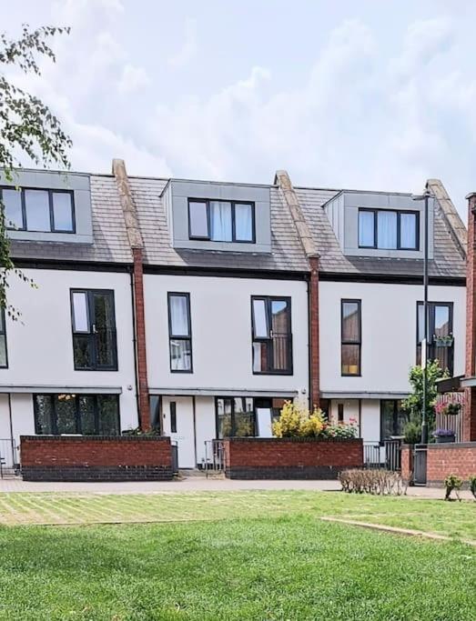 Explore London: 2 Bedroom House In Wood Green Eksteriør billede