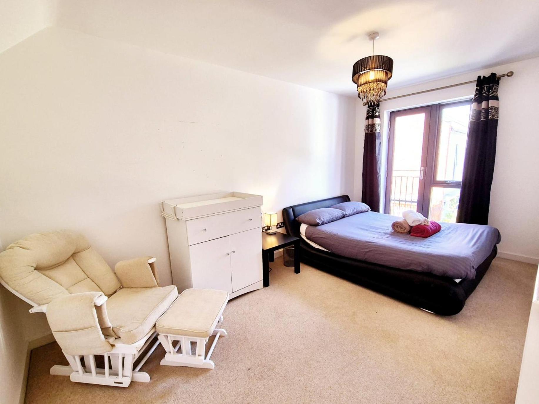 Explore London: 2 Bedroom House In Wood Green Eksteriør billede