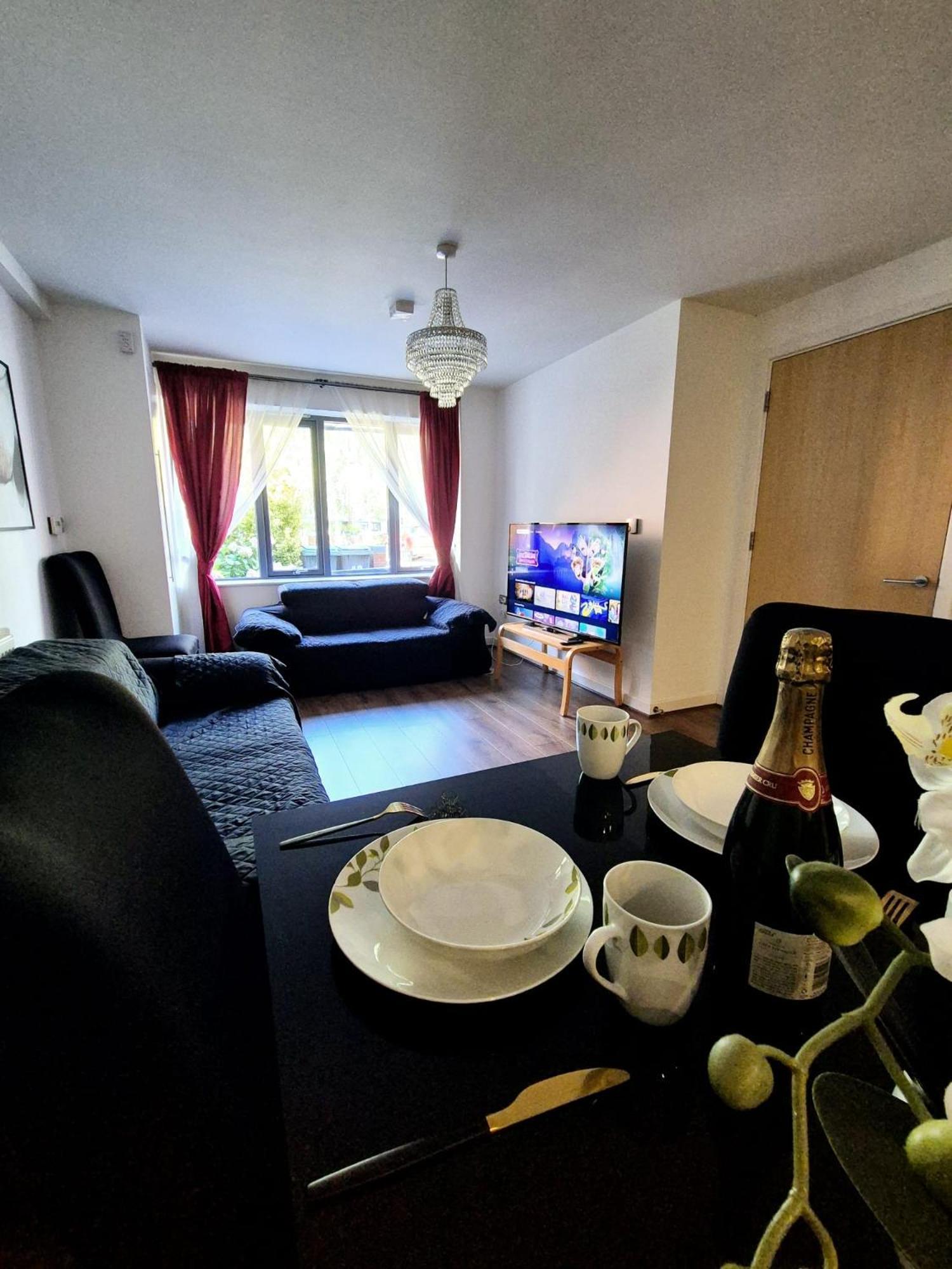 Explore London: 2 Bedroom House In Wood Green Eksteriør billede