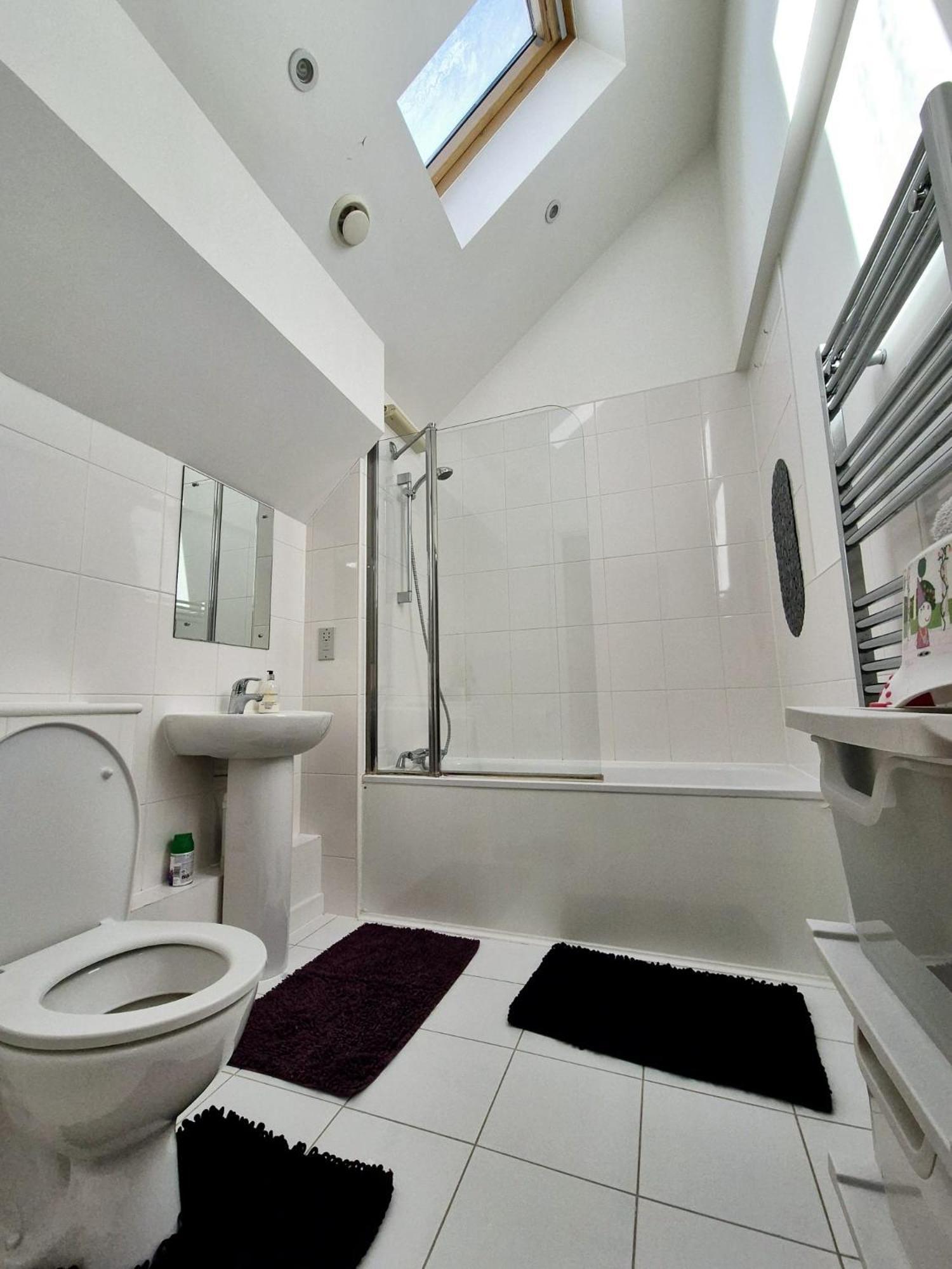 Explore London: 2 Bedroom House In Wood Green Eksteriør billede