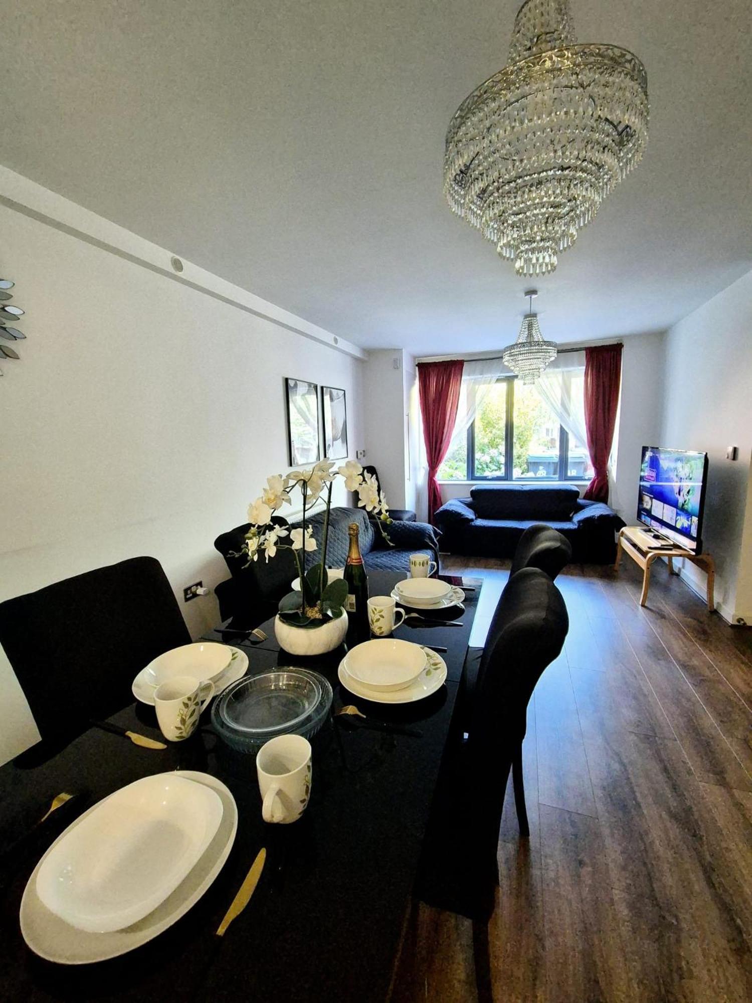 Explore London: 2 Bedroom House In Wood Green Eksteriør billede